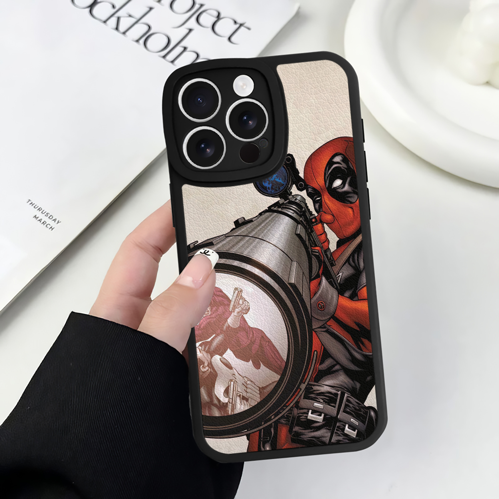 （画像用） Deadpool デッドプール 【iPhone 16シリーズ対応】シリコンスマホケース（レザー調） 材質：シリコン